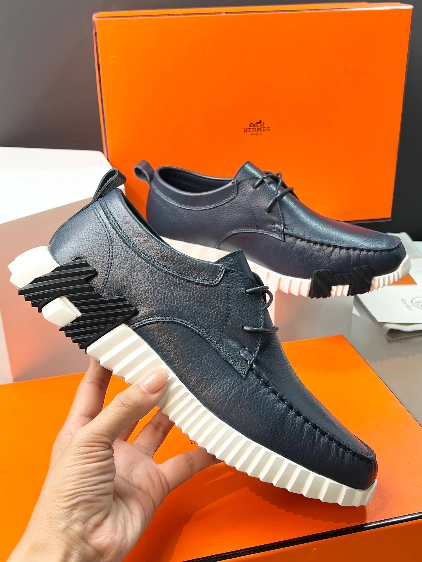 PP660【Hermes】fe new arrival~New Bouncing sneakers are the most comfortable shoes from Hermès. They are extremely light on the feet and look great. You won’t feel tired even when you go shopping and running around👍. They are light and comfortable. They are extremely light. They are perfect for both sports and leisure. They feel great when you step on them! It’s up to you to choose, there’s always what you want~ ✔️Fabric: Imported first-layer cowhide ✔️Inner lining: Imported water-dyed cowhide ✔️Outsole: Seamless combination of IP+TPU (multi-color letters) German technology irradiation machine ✔️Code number: Male 38-44 (45 customized)